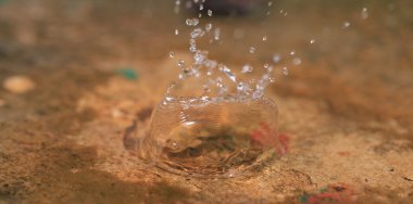 Su sıçrama veya su damlası 