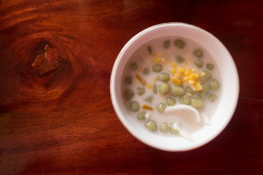 Tatlı Hindistan cevizi sütü Mısır ve Hindistan cevizi ile pirinç unu topu