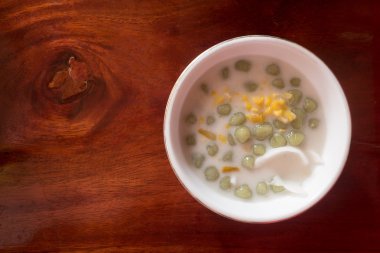 Tatlı Hindistan cevizi sütü Mısır ve Hindistan cevizi ile pirinç unu topu