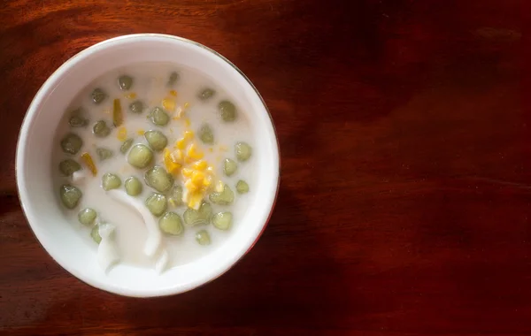 Tatlı Hindistan cevizi sütü Mısır ve Hindistan cevizi ile pirinç unu topu