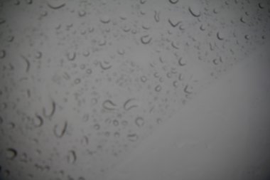 Waterdrops veya yağmur damlaları bir cam yüzey üzerinde bulanıklık 