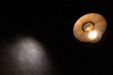 lamba içinde karanlık bir arka plan.