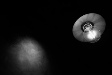 lamba içinde karanlık bir arka plan.