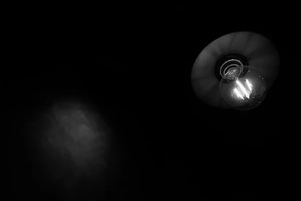 Lampada in uno sfondo scuro . — Foto Stock