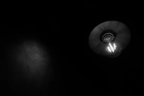 Lampe vor dunklem Hintergrund. — Stockfoto