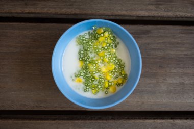 Tapyoka pudingi veya Hindistan cevizi sütü ile Sakoo (Tay tatlı) 