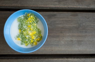 Tapyoka pudingi veya Hindistan cevizi sütü ile Sakoo (Tay tatlı) 