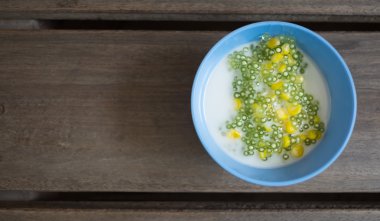 Tapyoka pudingi veya Hindistan cevizi sütü ile Sakoo (Tay tatlı) 