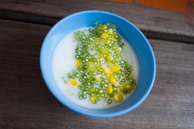 Tapyoka pudingi veya Hindistan cevizi sütü ile Sakoo (Tay tatlı) 