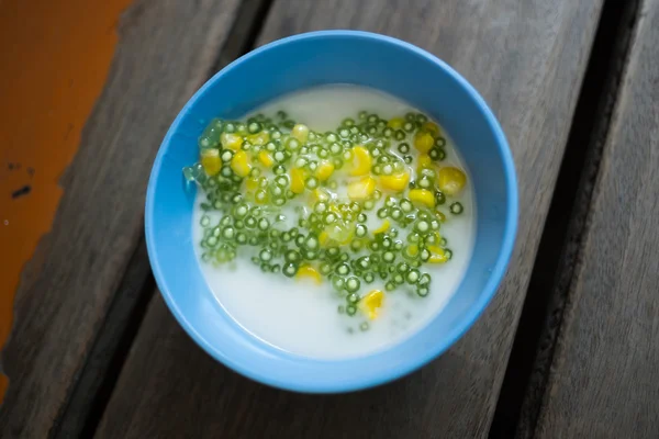 Tapyoka pudingi veya Hindistan cevizi sütü ile Sakoo (Tay tatlı) 