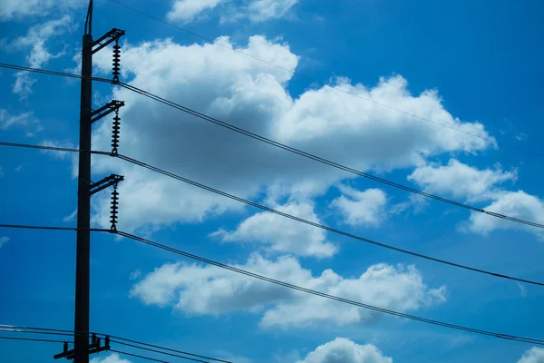 Μπλε του ουρανού με το σύννεφο και ηλεκτρική πόλος γραμμή στην Ταϊλάνδη — Φωτογραφία Αρχείου
