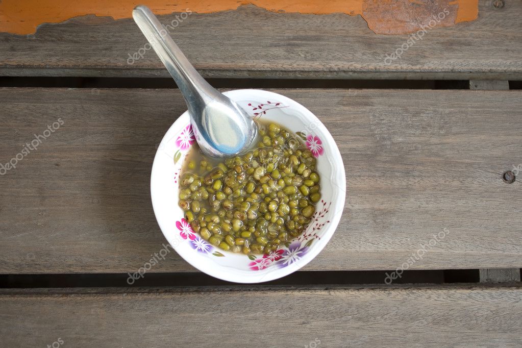 Frijol mungo hervido con azúcar en la mesa de madera, postre tailandés 2023