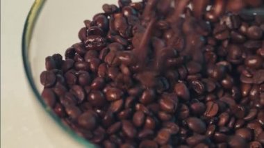 Kahve çekirdekleri karıştırma
