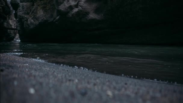 Pequeñas olas en la orilla de un río silencioso — Vídeos de Stock