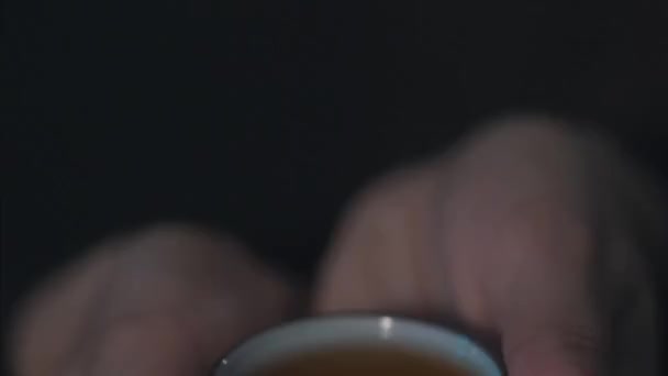 Tasse de thé vert dans les mains gerils — Video