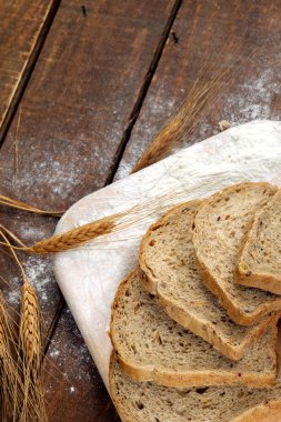 Rustik ekmek ve buğday eski vintage ahşap masa