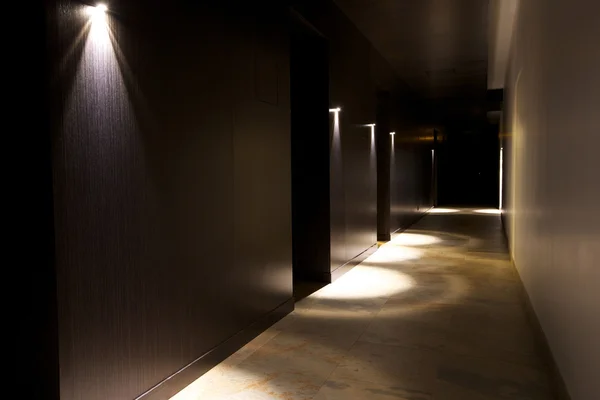 Donkere interieur met mooi licht — Stockfoto