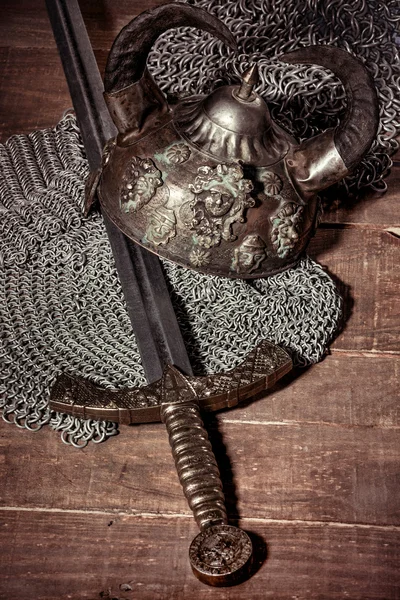 Kask, kılıç ve coat of posta Viking. — Stok fotoğraf