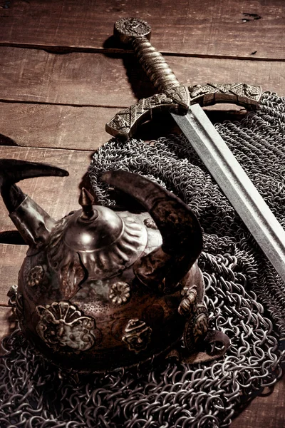 Шлем, меч и герб почтового викинга . — стоковое фото