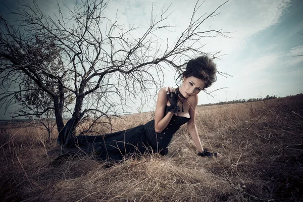 Rainha Negra no parque. Fantasia vestido preto . — Fotografia de Stock