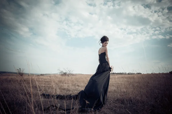 Dark královna v parku. Fantasy černé šaty. — Stock fotografie