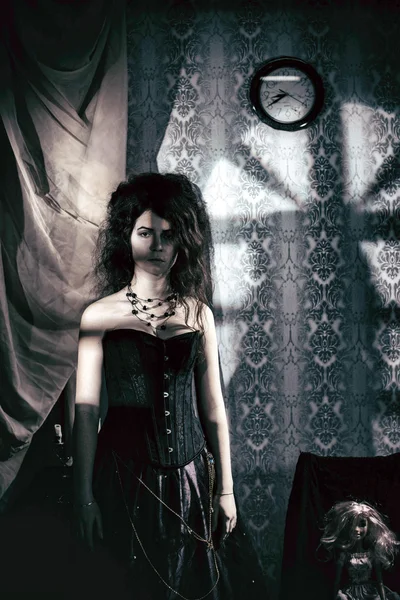 İçinde bir vintage yalnız hüzünlü kadın.