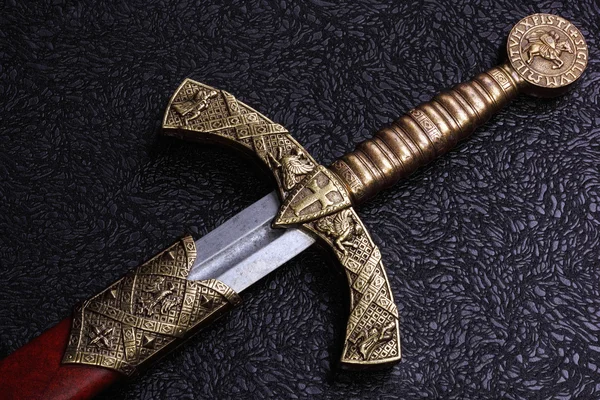 Древний меч на прекрасном фоне — стоковое фото