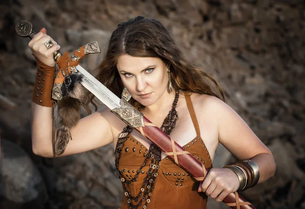 Mooi meisje in de kleren van een Viking. — Stockfoto