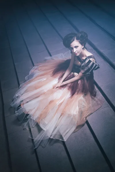 Den vackra flickan i en fantastisk klänning på stegen — Stockfoto