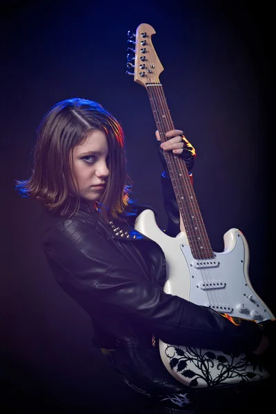 Νέους ελκυστικές ροκ κορίτσι παίζει ηλεκτρική κιθάρα — Φωτογραφία Αρχείου