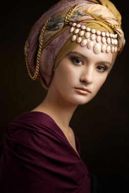 bella signora con turbante colorato