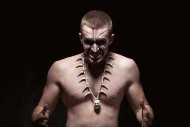 Adamın portre bir yüz çizilmiş süsleme ile