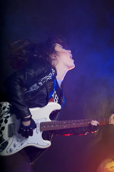 Jovem menina de rock atraente tocando a guitarra elétrica — Fotografia de Stock
