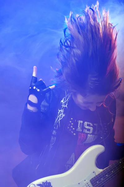 Νέους ελκυστικές ροκ κορίτσι παίζει ηλεκτρική κιθάρα — Φωτογραφία Αρχείου