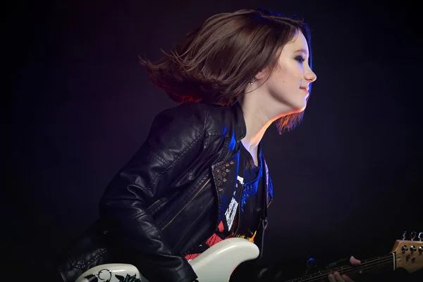 Mladá atraktivní rocková dívka si hraje na elektrickou kytaru — Stock fotografie
