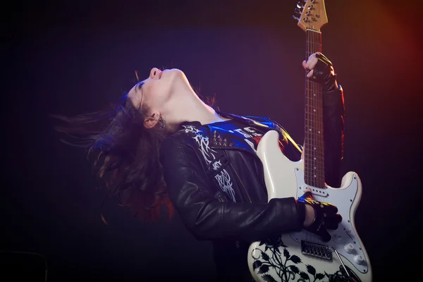 Joven chica de rock atractiva tocando la guitarra eléctrica — Foto de Stock