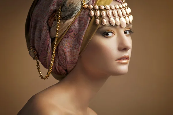 La hermosa joven en un turbante — Foto de Stock