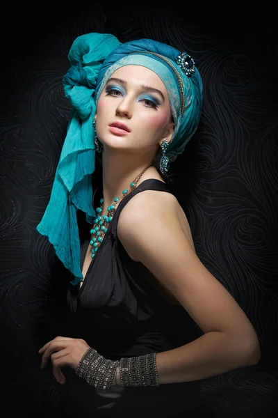 Romantic portrait of young woman in a turquoise turban on a beau — Stock Photo, Image