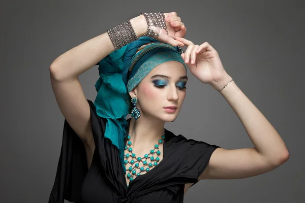 Het mooie meisje in een tulband en sieraden — Stockfoto
