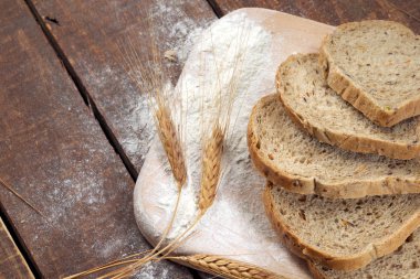 Rustik ekmek ve buğday eski vintage ahşap masa