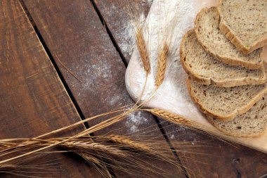 Rustik ekmek ve buğday eski vintage ahşap masa