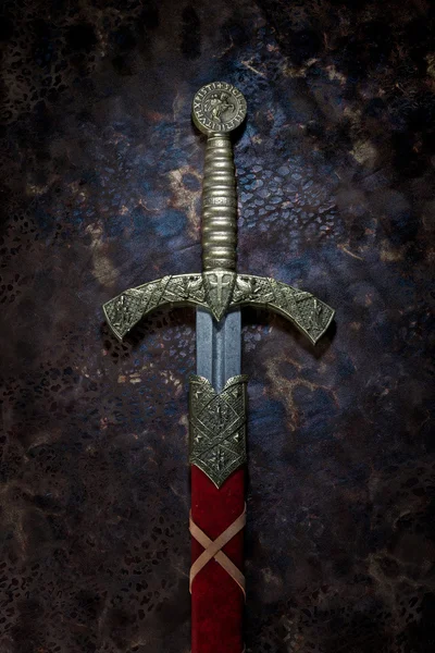 Güzel bir arka plan üzerinde antik kılıç