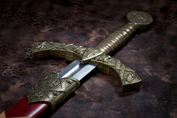 Древний меч на прекрасном фоне — стоковое фото