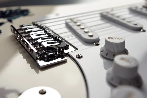 Guitarra elétrica no fundo escuro — Fotografia de Stock