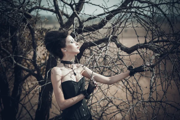 Dunkle Königin im Park. Fantasie schwarzes Kleid. — Stockfoto