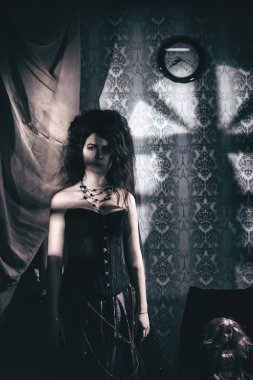 Deli bir kadın suretinde modeli