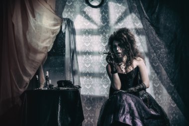 Deli bir kadın suretinde modeli