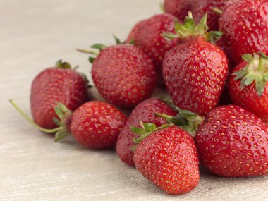 Kumaş arka plan üzerinde güzel olgun çilek 