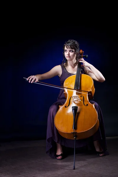 Mooi meisje speelt de cello. — Stockfoto