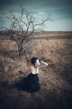 Dark Queen Park. Fantezi siyah elbise.